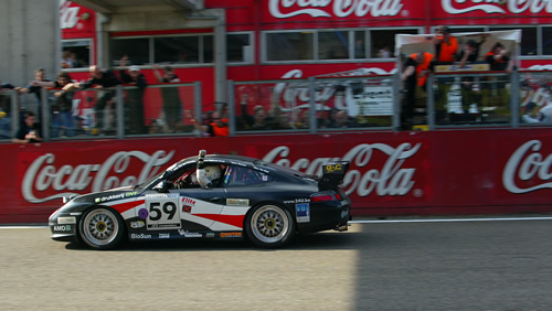 De JES-Competition porsche die om 17.00 over de meet komt